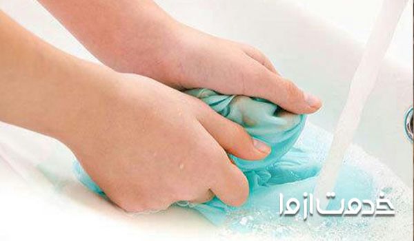 کاربرد ترکیبی از آب داغ و پاک کننده های لکه